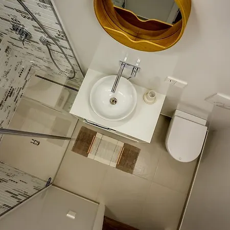 Old Town Riverside Apartment *